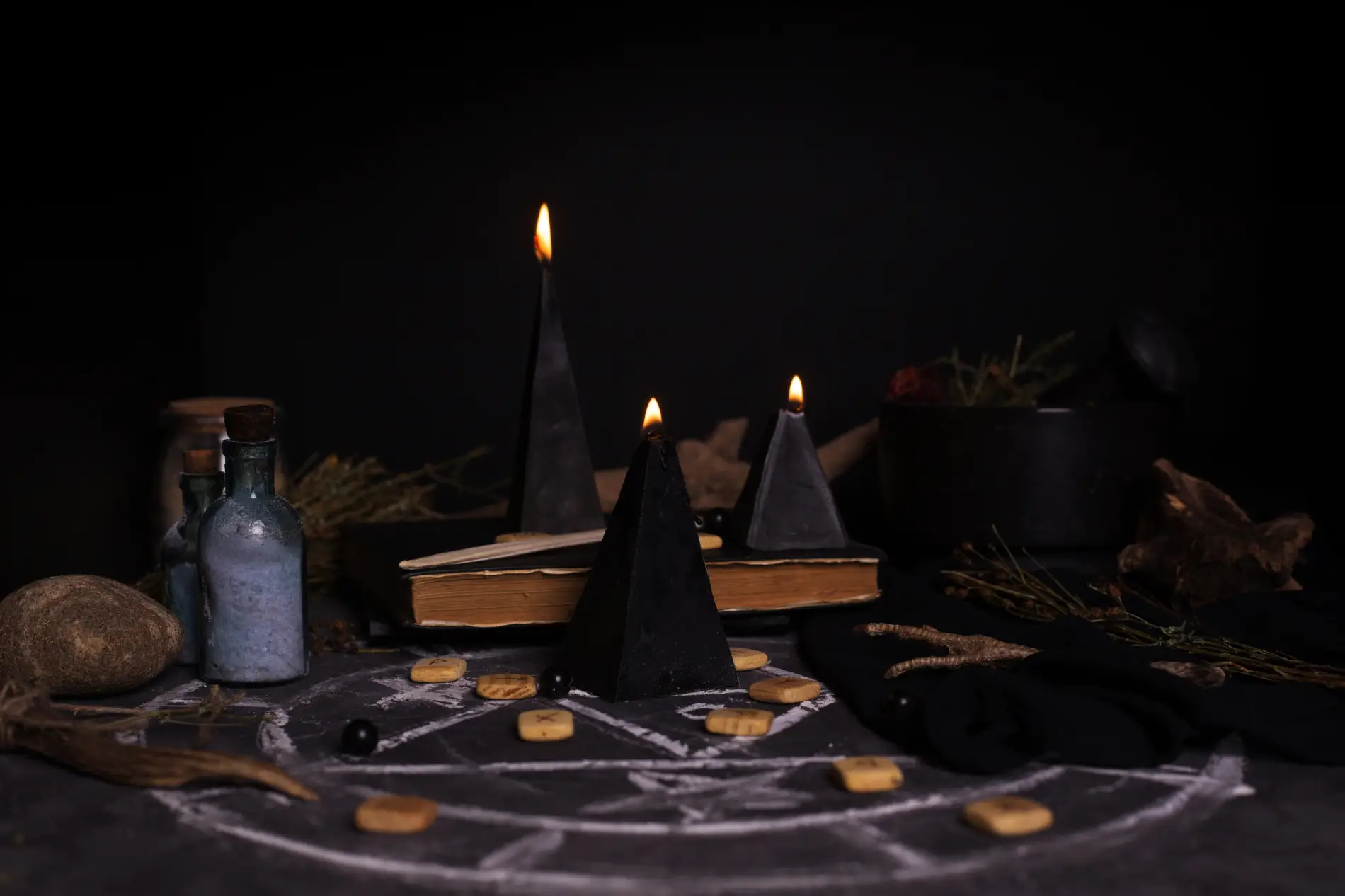 Rituel de magie noire avec des bougies et des runes, illustrant la source des conséquences karmiques.