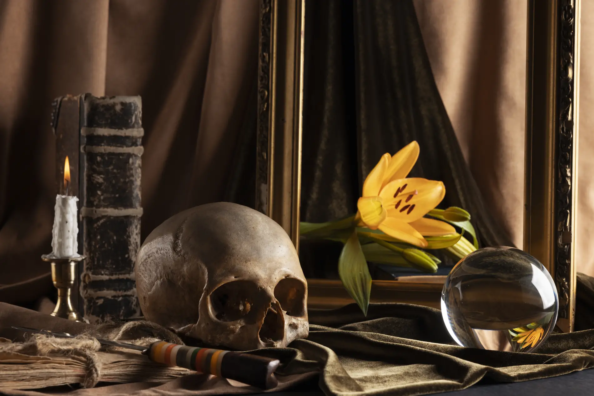 Arrangement rituel avec un crâne et des bougies, évoquant les dangers de la magie noire.