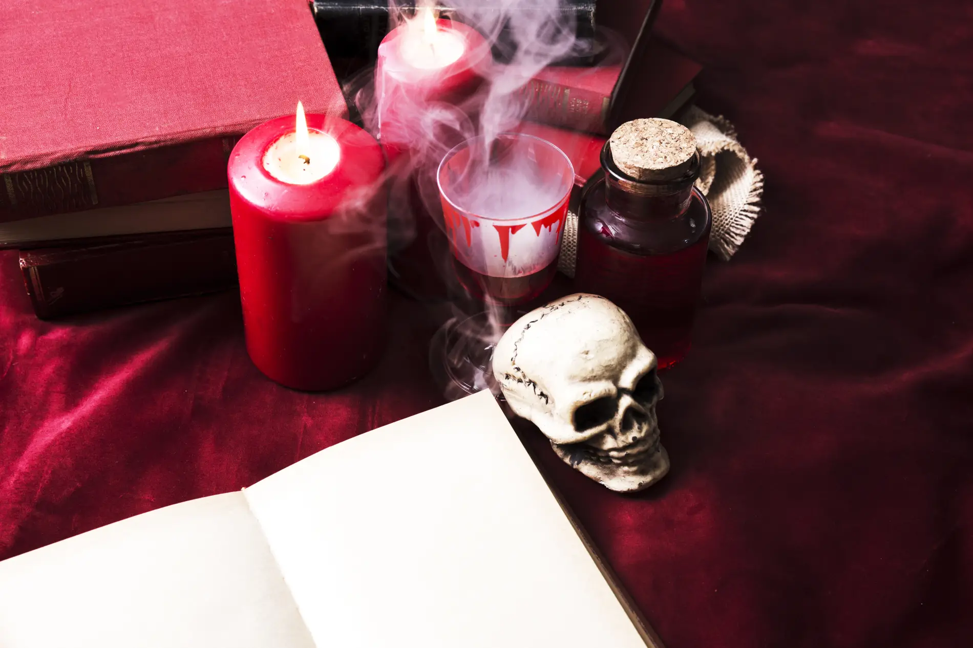 Autel de rituel de magie rouge avec des bougies et des décorations affectives