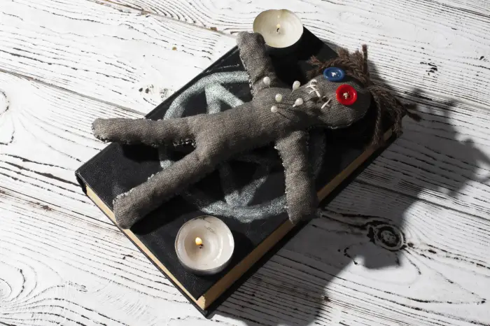Poupée vaudou et bougies pour un rituel vaudou de retour à l'envoyeur.